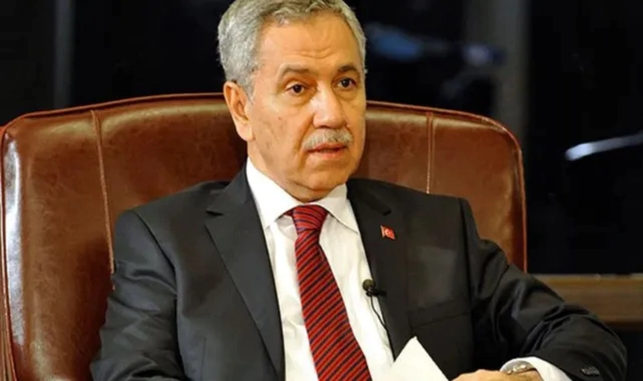 Bülent Arınç'tan dikkat çeken diploma çıkışı: 'Kumpas kurulduğunu düşünenler haksız sayılmaz'