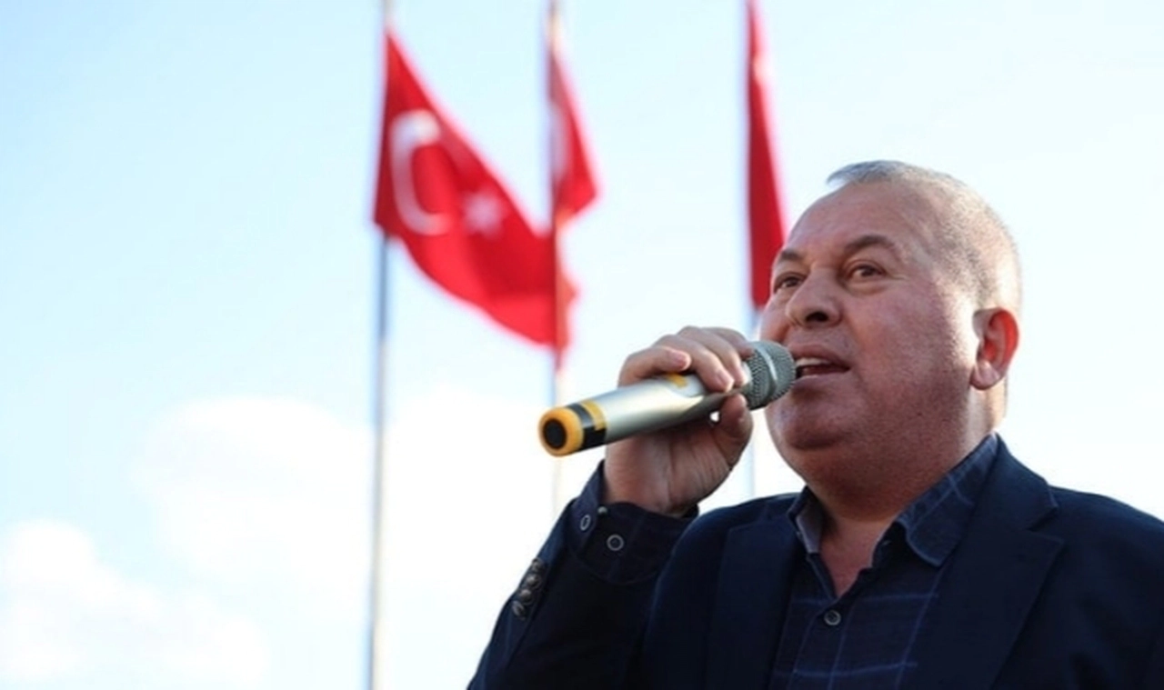 Cemal Enginyurt'tan Vasip Şahin'e davet: "23 Nisan yürüyüşümüze seni de bekliyoruz"