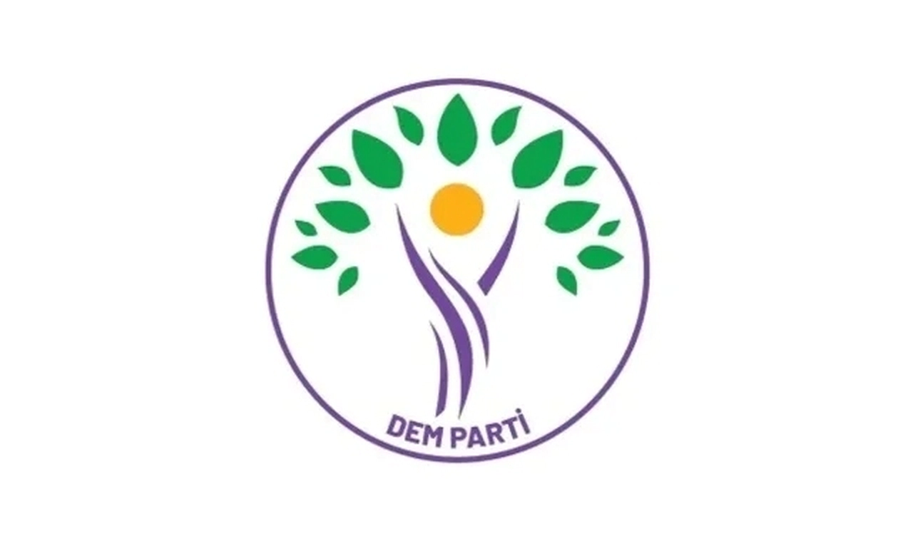 DEM Parti Eş Genel Başkanları, CHP'nin 21. Olağanüstü Kurultayı'nda yeniden Genel Başkan seçilen Özel'i telefonla arayarak tebrik etti