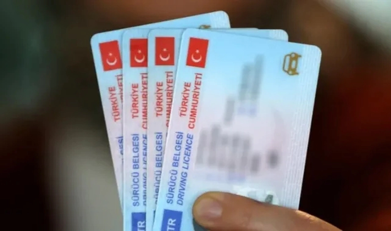 Duyan nüfus müdürlüğünün yolunu tutuyor: Ehliyet için 'son kullanım tarihi' uyarısı yapıldı