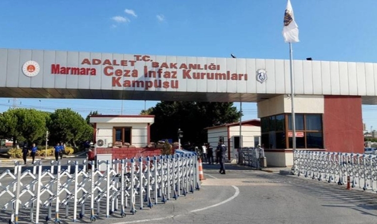 Gazeteci Barış Pehlivan: 395 cezaevinin toplam kapasitesi 299 bin 881, 103 bin insana yatak yok!
