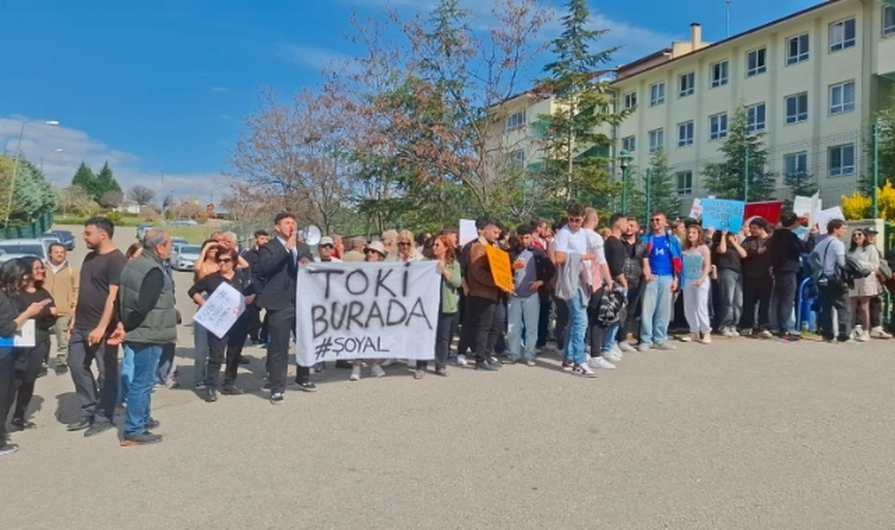 İddia: Okul idaresi eylem yapan öğrencileri okula kilitledi!