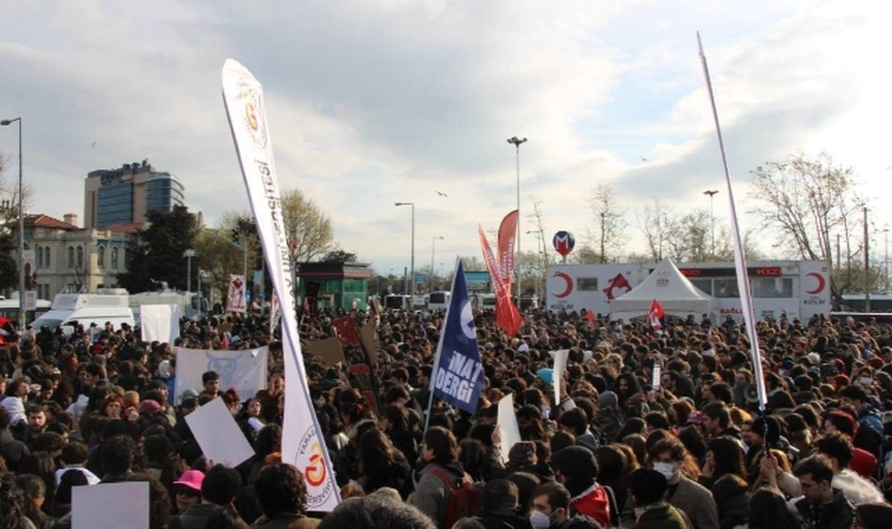 İstanbul'da "diplomasız Erdoğan" sloganı atan 5 genç gözaltına alındı