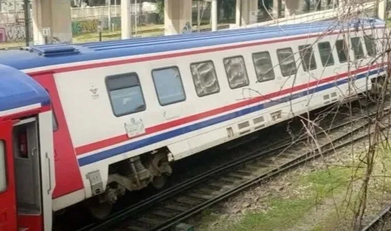 İzmir'de bakımdan dönen treninin vagonu raydan çıktı