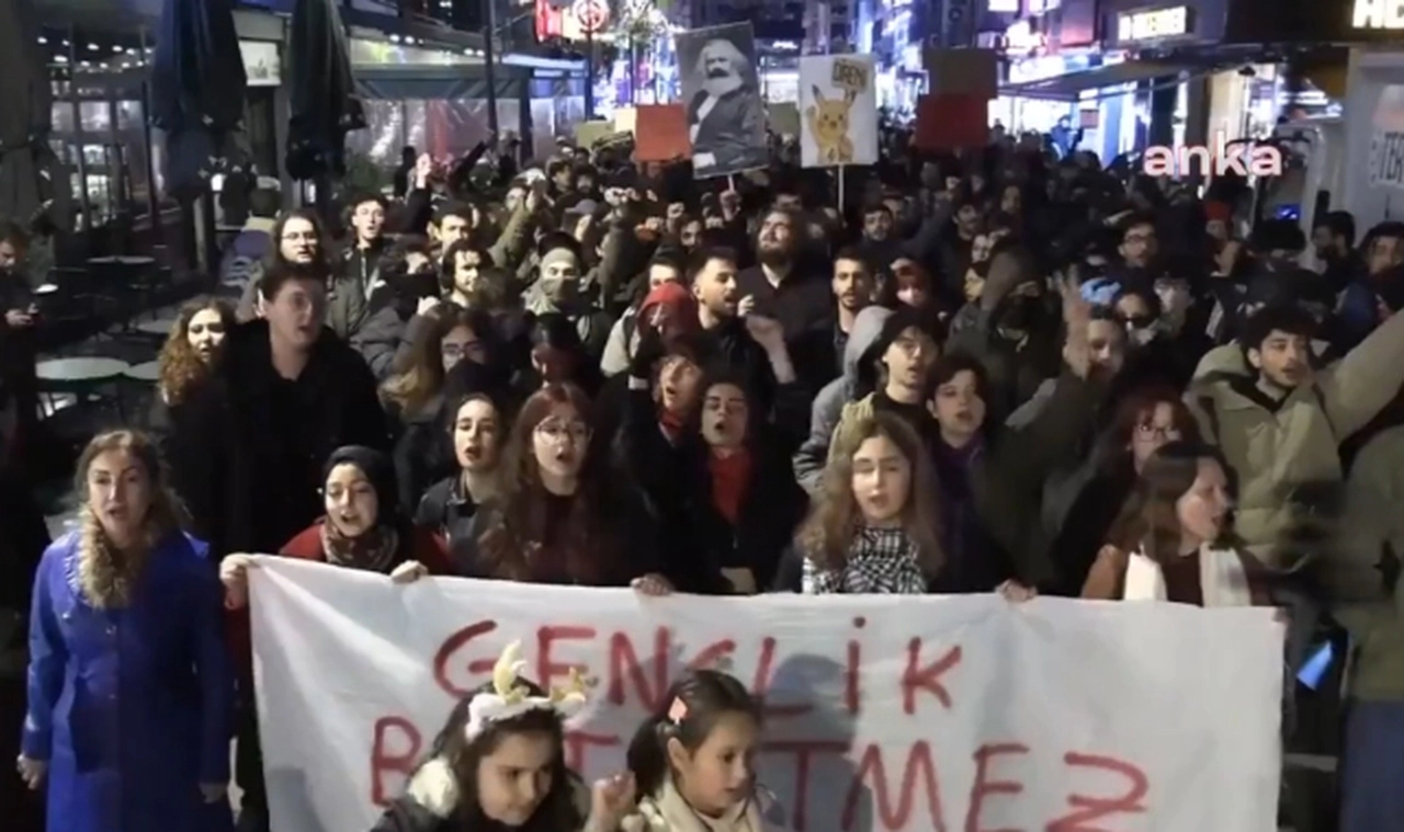 İzmir’de öğrenciler 'gözaltıları ve baskıları' protesto etti!