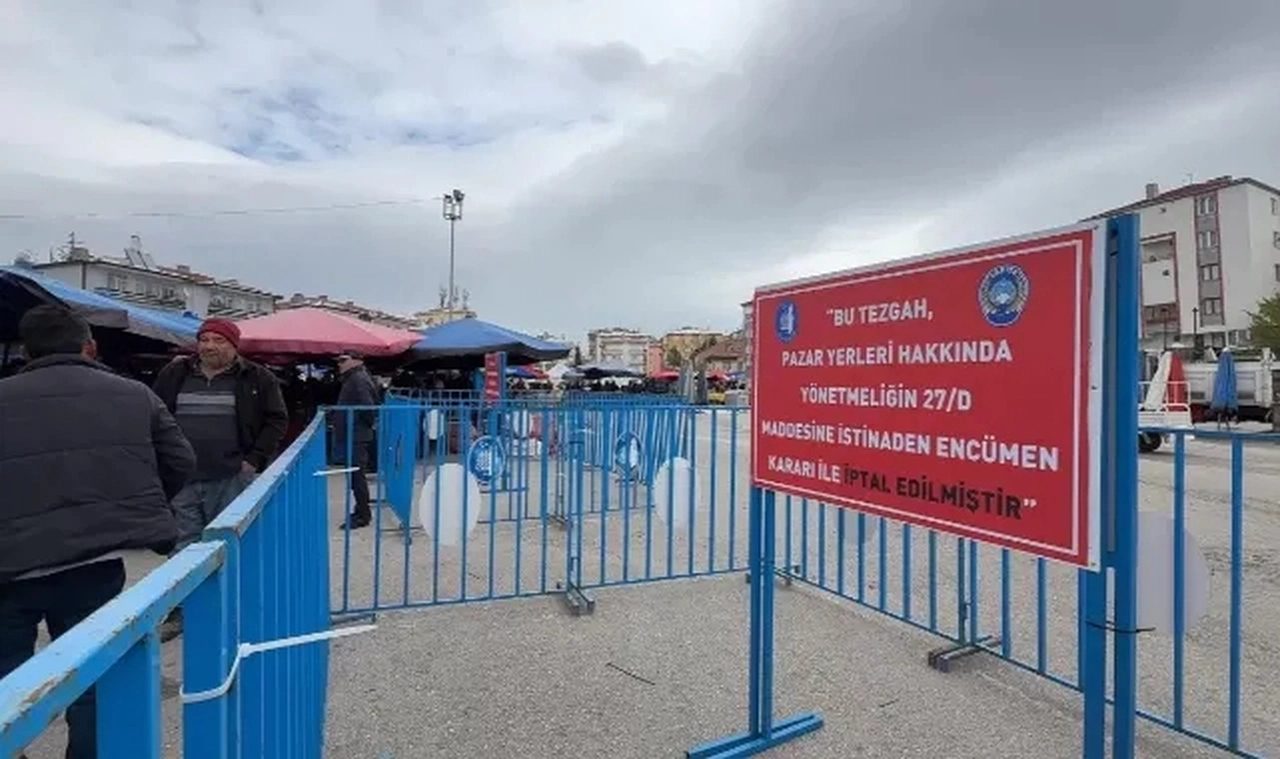 Kasalarca domatesi çöpe döken pazarcının tezgah yeri iptal edildi