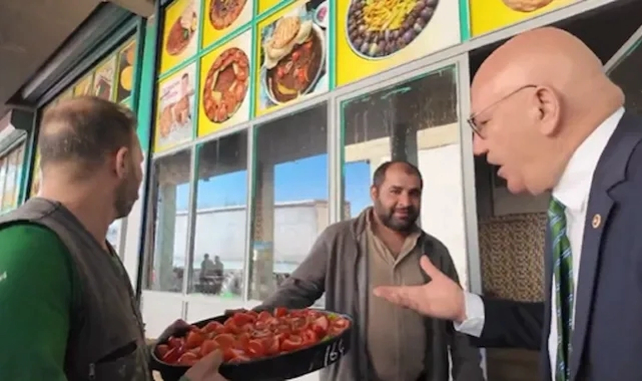 Mahmut Tanal tepsi kebabında et göremeyince sinirlendi: 'Etsiz tepsi kebabı mı olur?'