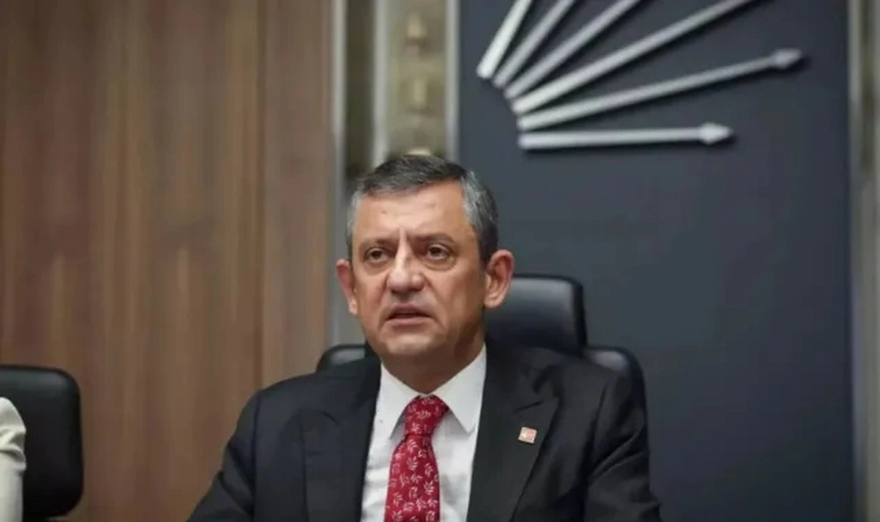 Özgür Özel mahkeme salonunda yaşananları anlattı: 'Akın Gürlek'in elleri titriyor, ağzı vuruyor'