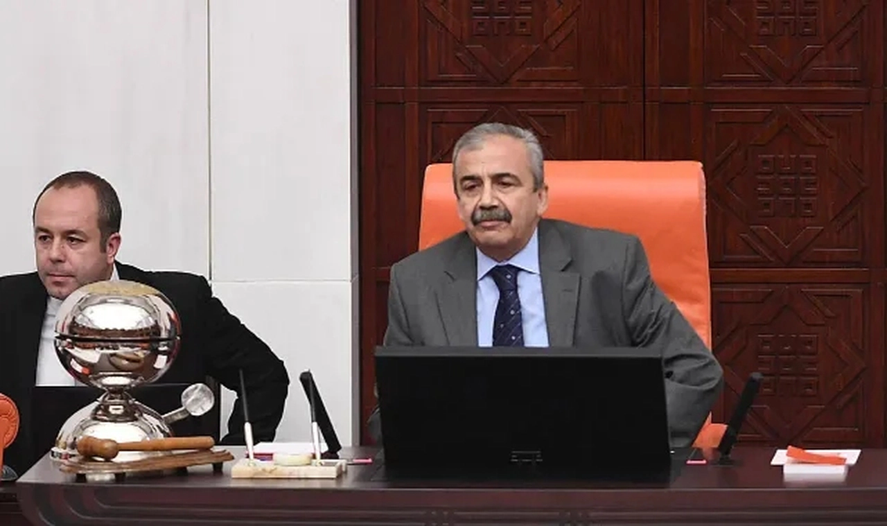 Sırrı Süreyya Önder kalp krizi geçirdi!