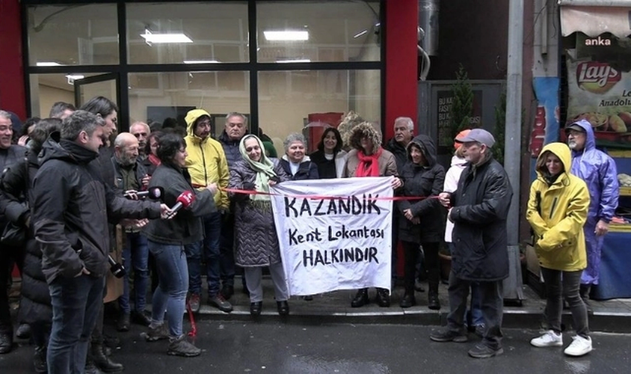 Şişli'de kent lokantaları yeniden açıldı: İlk gün hesabını Resul Emrah Şahan ödedi