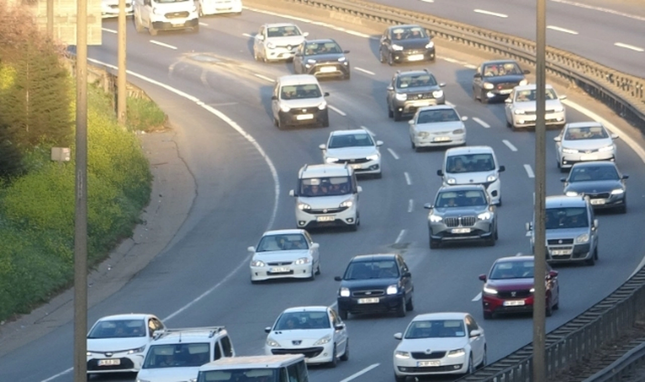 Tatilciler dönüş yolunda: TEM Otoyolu'nda yoğun trafik yaşanıyor