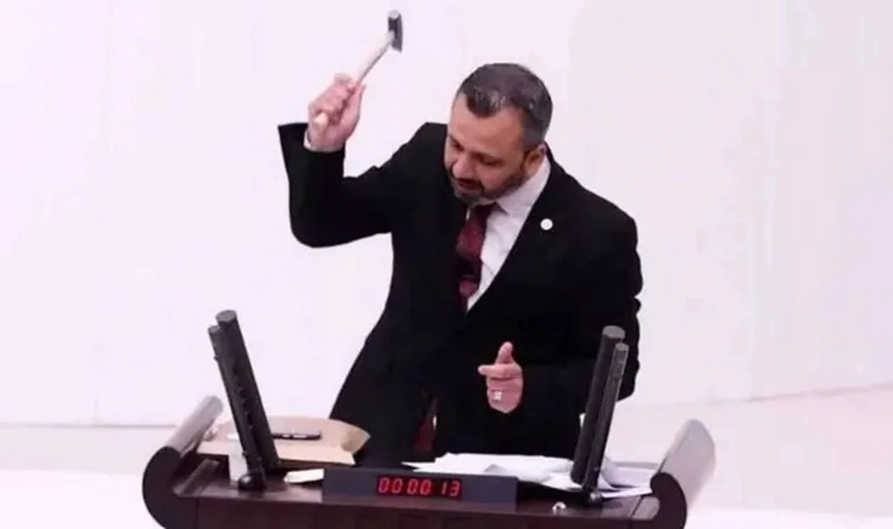TBMM istinafa gitti: Kürsüde cep telefonu parçalayan eski CHP'li vekile tazminat şoku