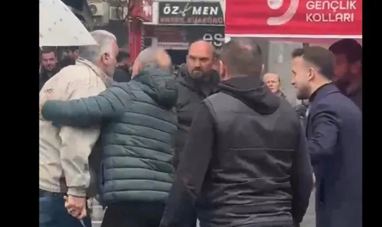 Trabzon'da CHP'nin standına bıçaklı saldırı