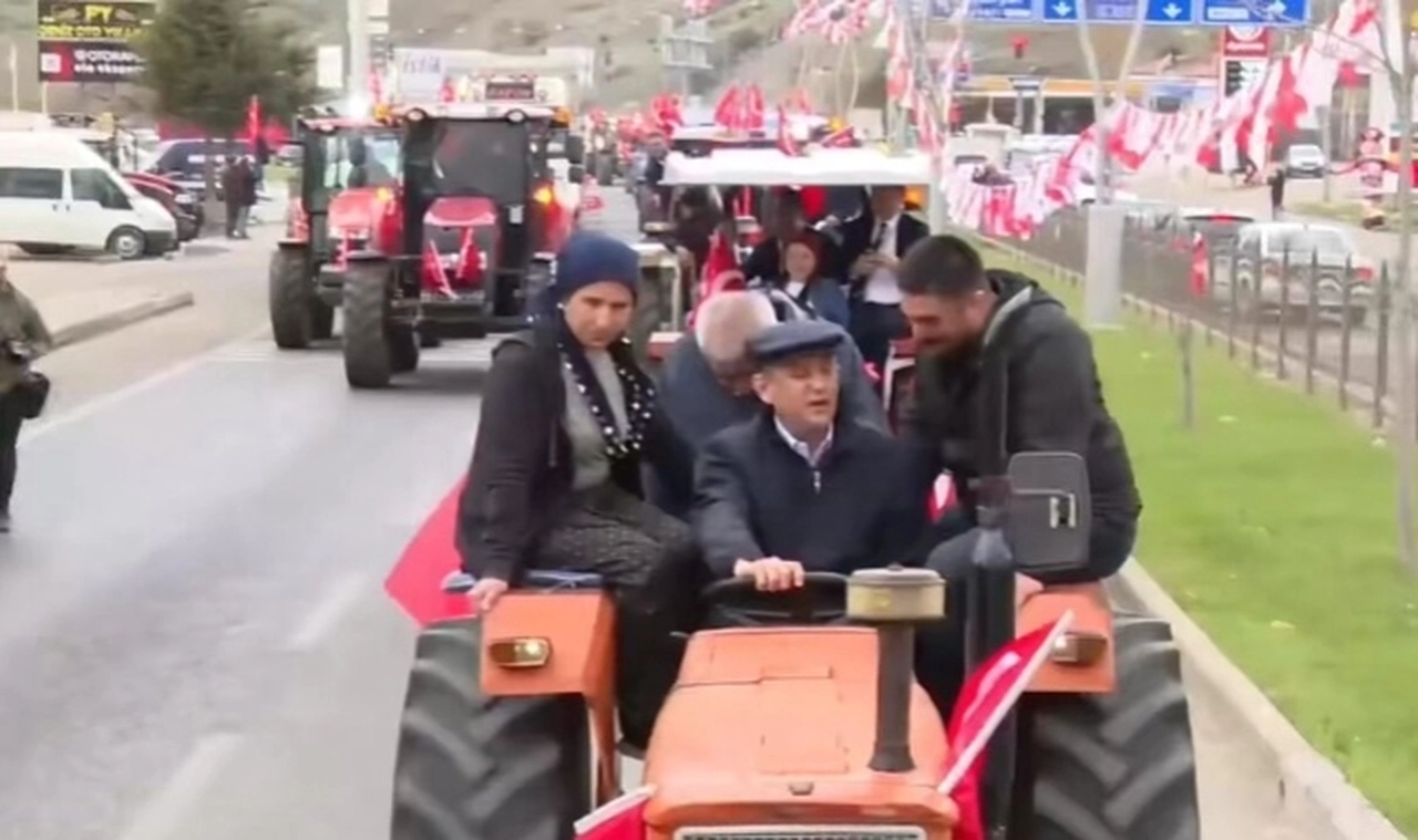 Yozgat Mitingi Öncesi Özgür Özel'den Traktörlü Konvoy