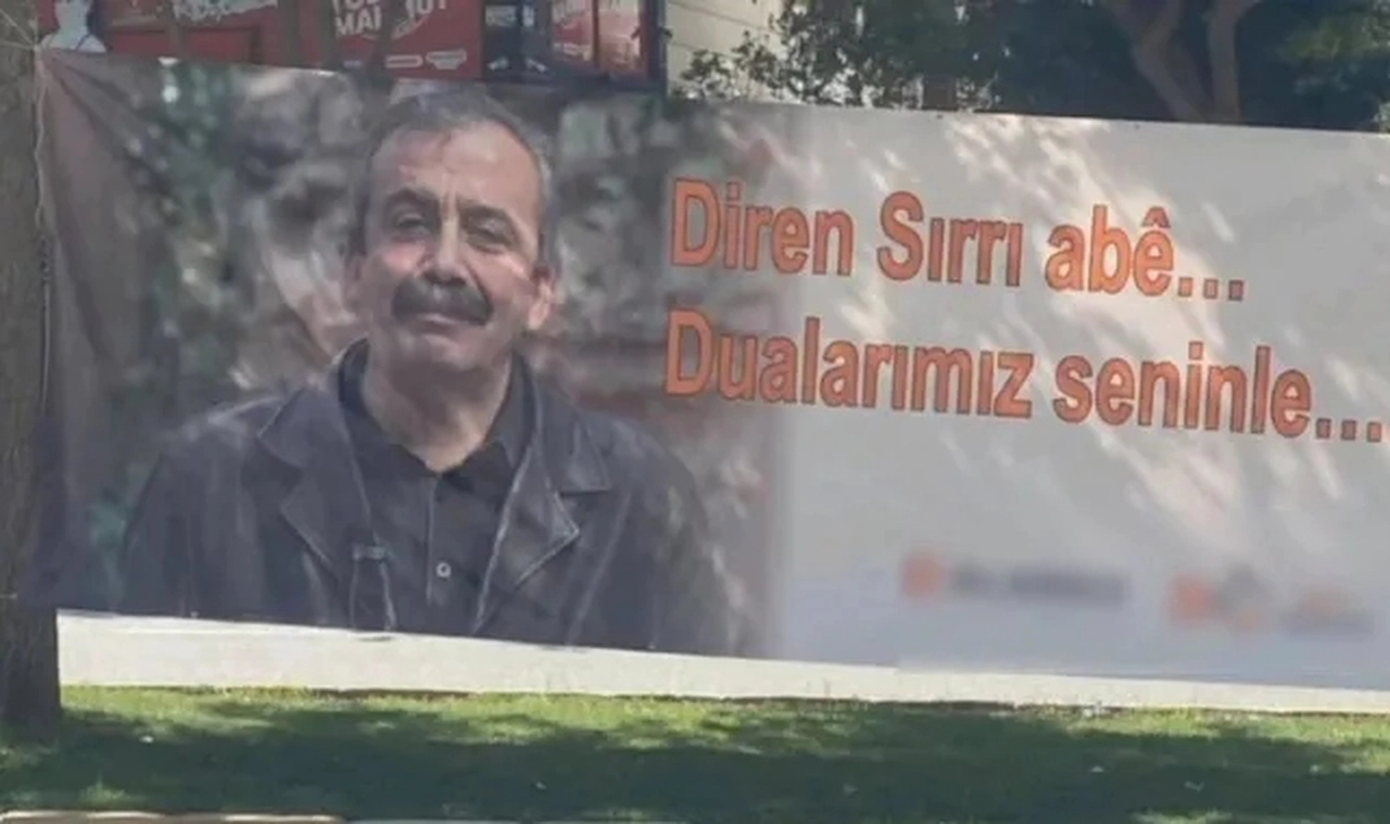 Zabıta, Sırrı Süreyya Önder pankartını söktü
