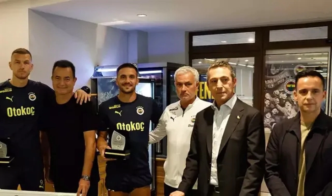 Ali Koç, Edin Dzeko ve Dusan Tadic’e plaket verdi
