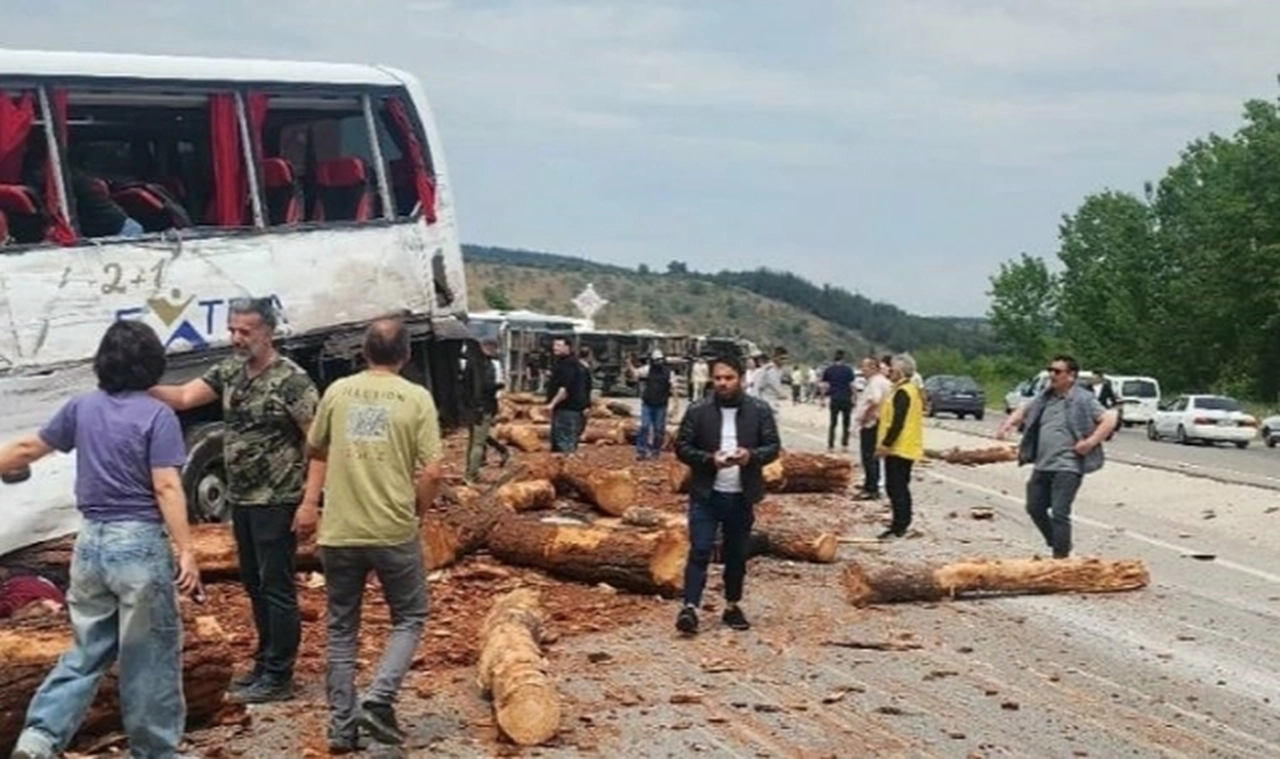 Çanakkale'de korkunç kaza... Çok sayıda ölü ve yaralı var!