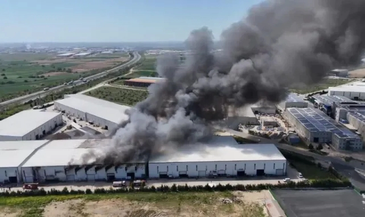 Çerkezköy’de kauçuk fabrikasında büyük yangın: Patlama sesleri duyuldu