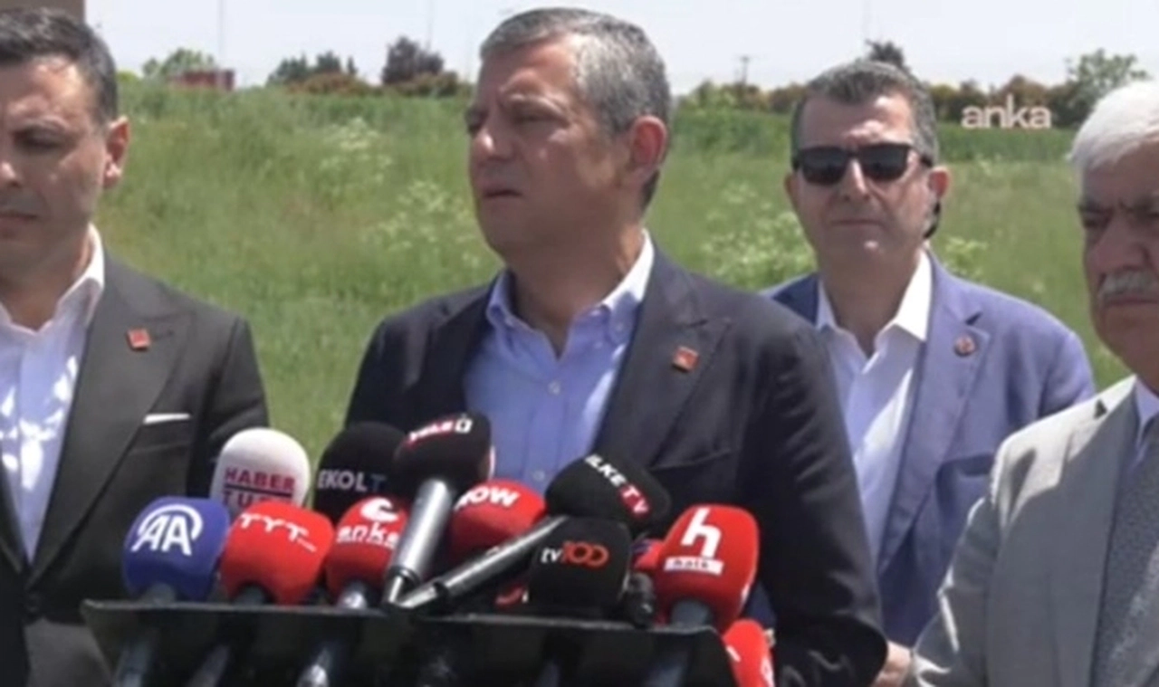 CHP lideri Özel'den çok sert pankart açıklaması: 'Tepemin tasını attırmasın, giderim odasının kapısına asarım'