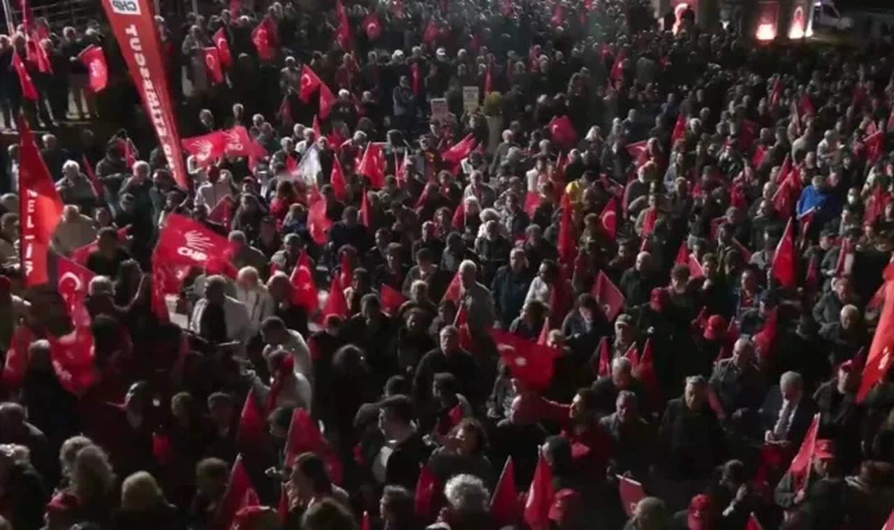 CHP'liler Özgür Özel için çağrıda bulunmuştu! Başkentliler genel merkez önünde toplandı