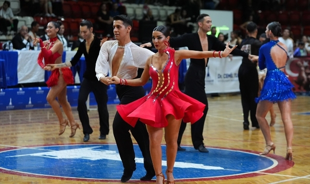 Dansçılar, hünerlerini İzmir'de sergiliyor