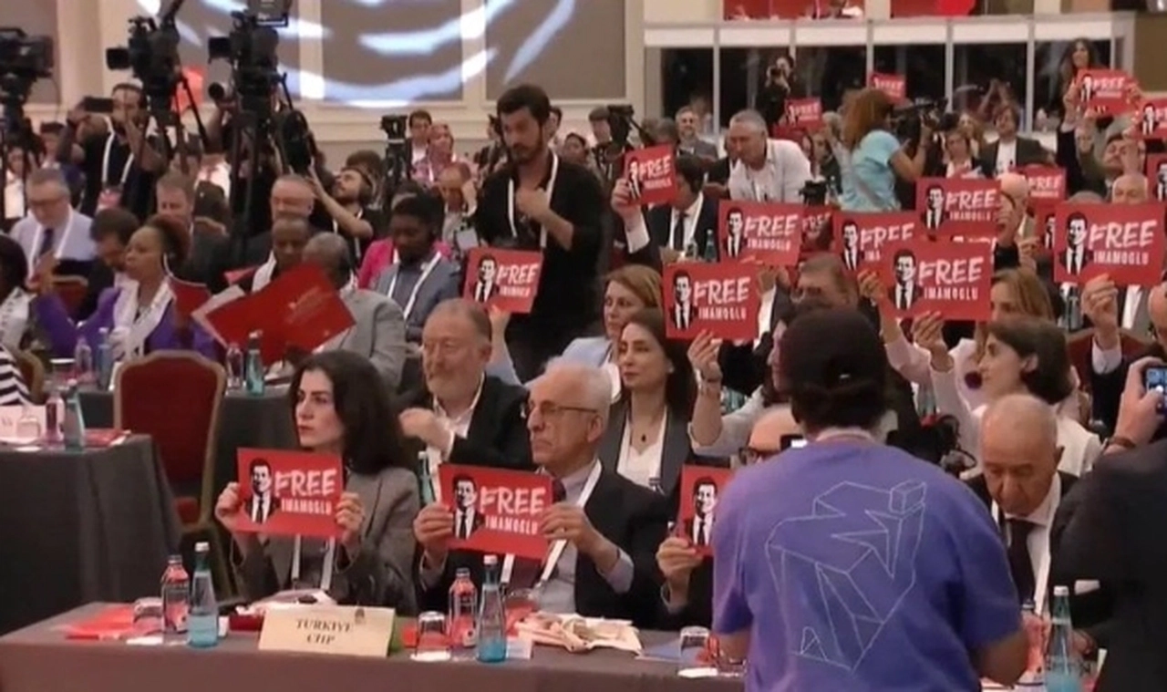 DEM Parti'den "Free İmamoğlu" açıklaması: Dövizi neden kaldırmadılar?