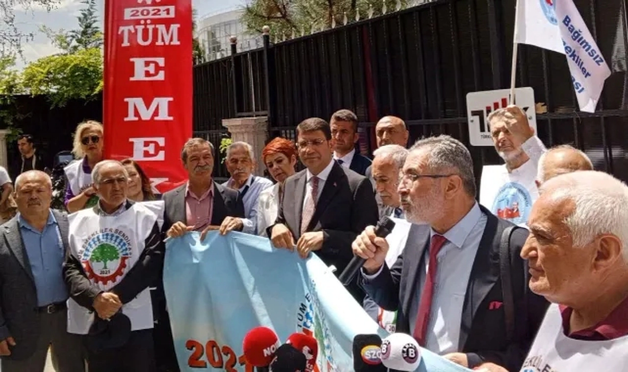 Emekliler TÜİK önünde: Bu iktidar gitmedikçe kimsenin yüzü gülmeyecek