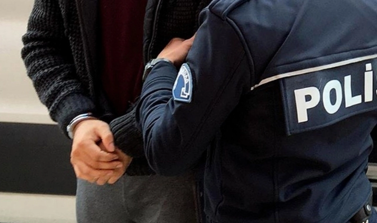 İstanbul merkezli 36'ilde gerçekleştirilen FETÖ operasyonu kapsamında gözaltına alınan 61 muvazzaf asker tutuklandı