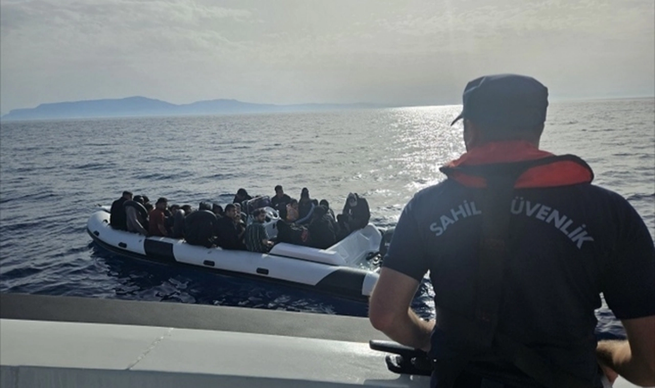 İzmir açıklarında 37 düzensiz göçmen yakalandı