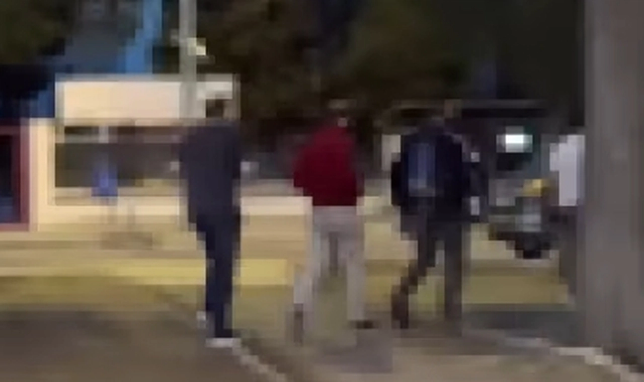 İzmir Adliyesi'nde Rüşvet Operasyonu: Müdür Yardımcısı ve Katip Gözaltında