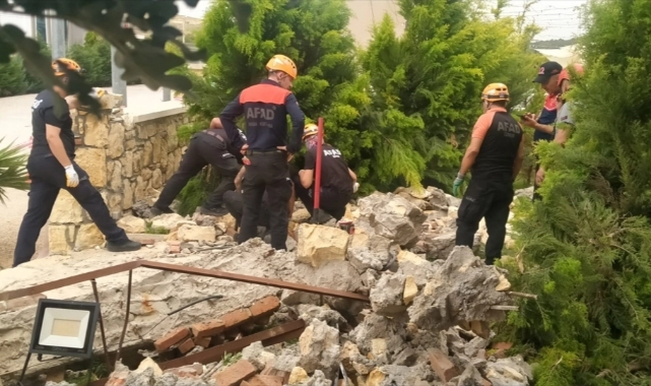 İzmir'de dekoratif beton kemerin yıkılması sonucu doktorun ölmesi, eşinin yaralanmasına ilişkin 2 şüpheli daha gözaltında