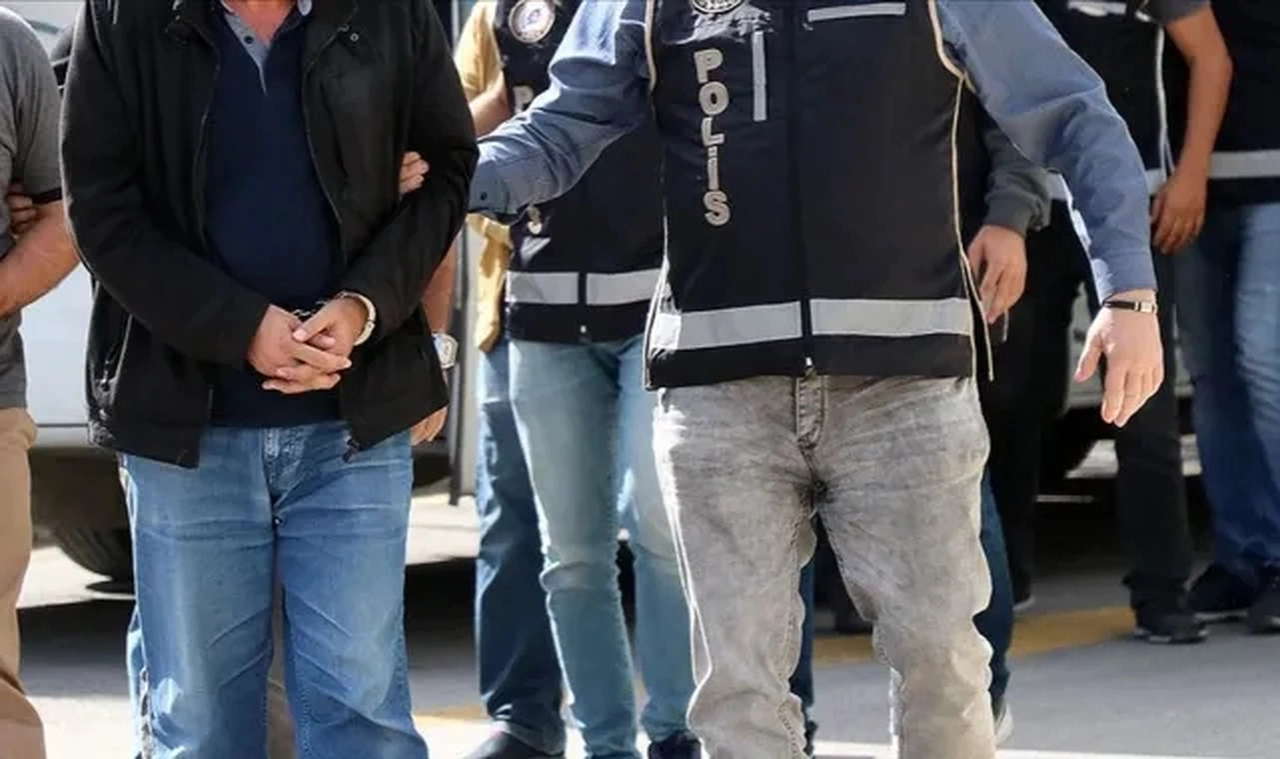 Kadıköy'de CHP standı yakınlarında 15 yaşındaki çocuğa saldıran 3 zanlı yakalandı