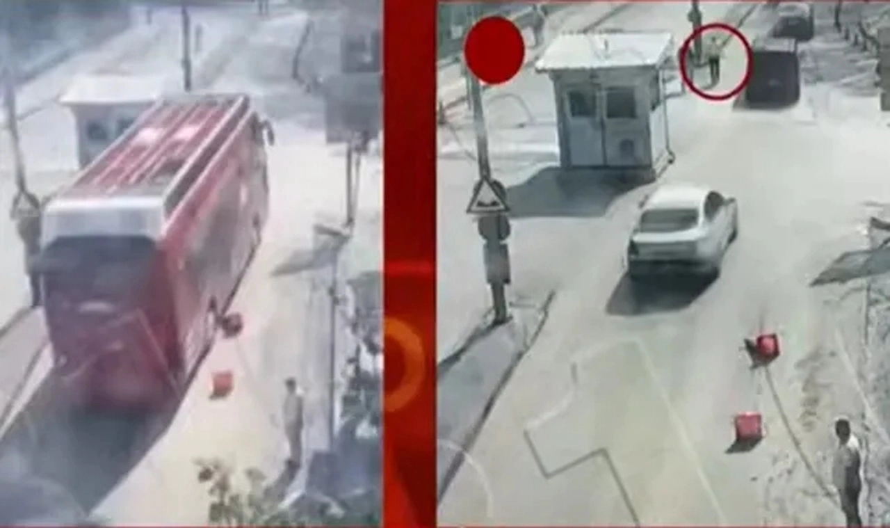 Kadın polisin üzerine CHP otobüsü sürüldü iddiasına yanıt: Başörtüsünden medet umuyor