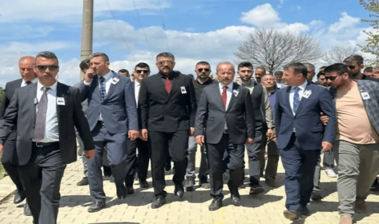 Öcalan’a ‘beyefendi’ diyen MHP’li vekil şehit cenazesinde böyle korundu