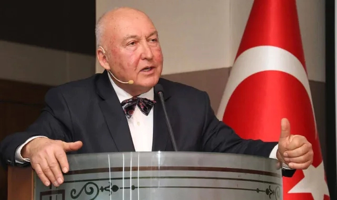Övgün Ahmet Ercan beyin kanaması geçirdi