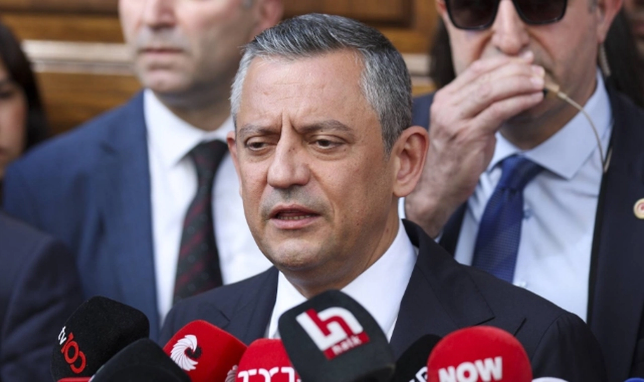 Özgür Özel'den infaz paketi yorumu: Komisyon’a gelen öneri çok yönlü beklentileri karşılamadı, bu işi de ellerine yüzlerine şimdi bulaştırdılar