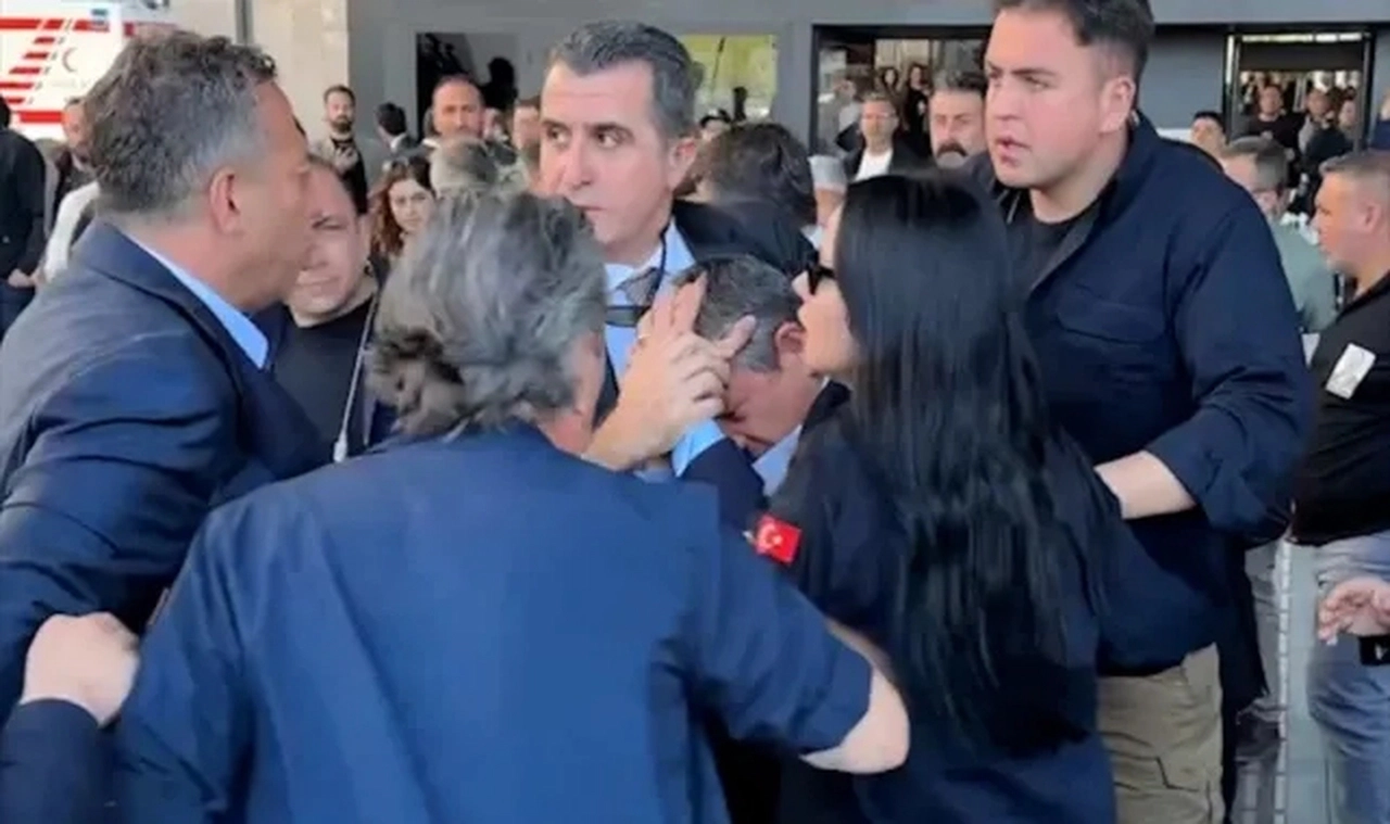 Özgür Özel'e yumruklu saldırı dünya basınında! 'Siyasi gerilim yeni bir boyutta'