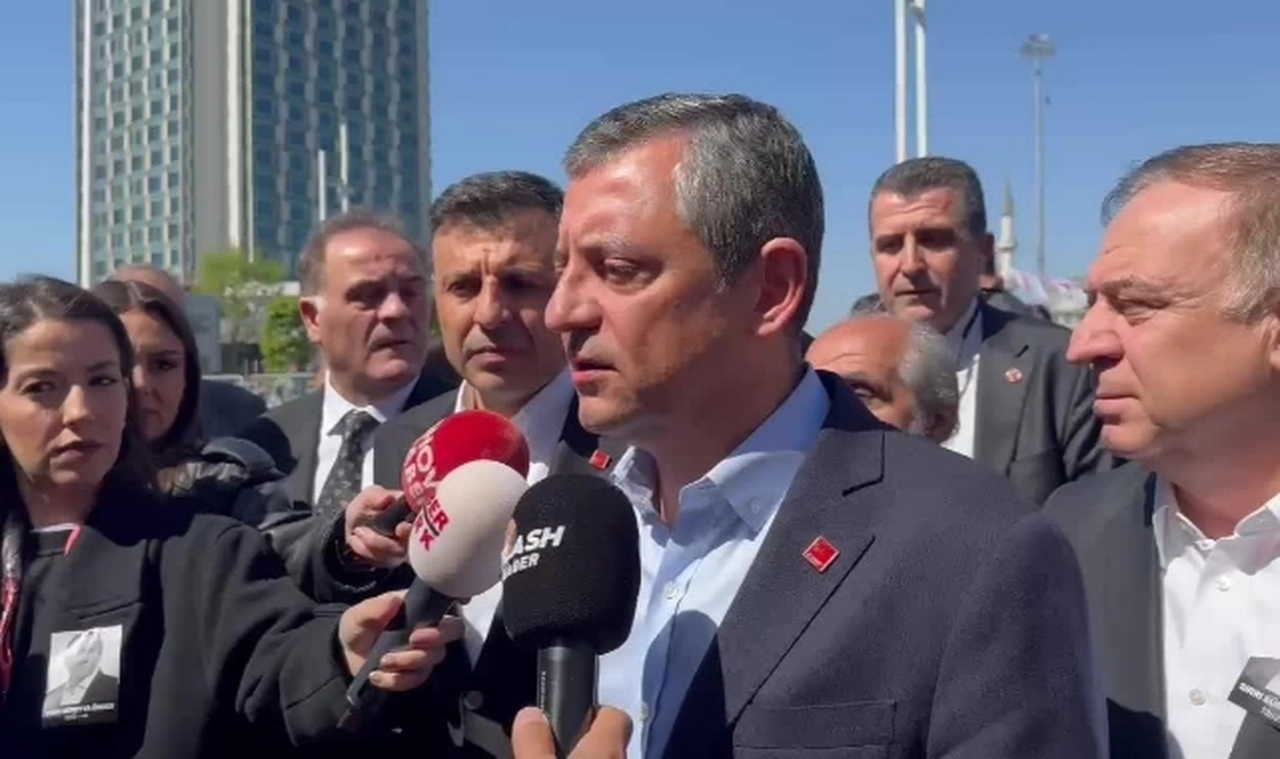 Özgür Özel, Sırrı Süreyya Önder'in cenaze töreni için AKM'de: "Hepimizin ona çok ihtiyacı olduğu bir zamanda kaybettik"