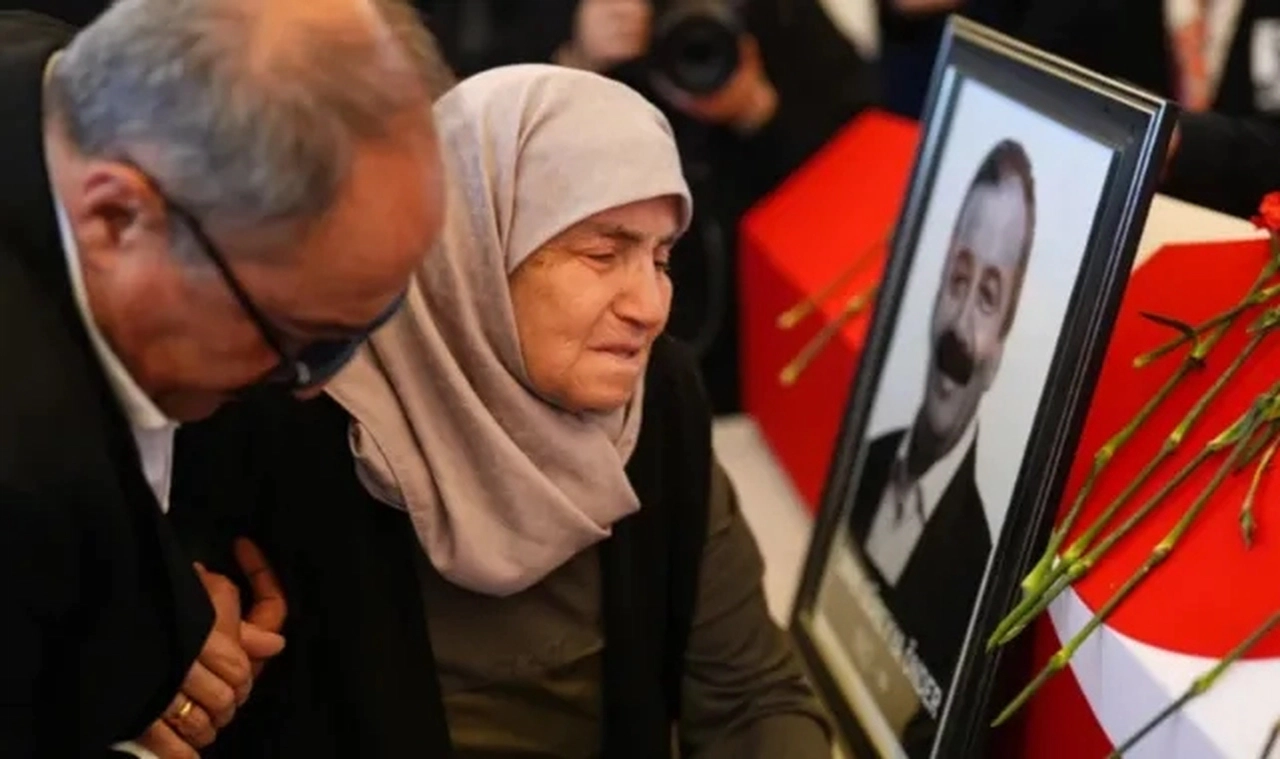 Sırrı Süreyya Önder’e son veda: Annesi tabuta sarılıp ağıt yaktı!
