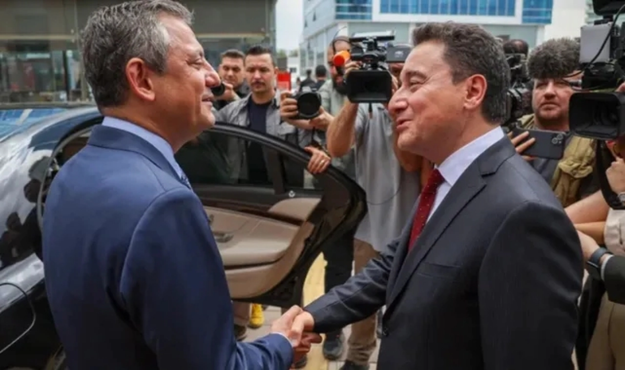 Ali Babacan’dan Özgür Özel’e Geçmiş Olsun Telefonu