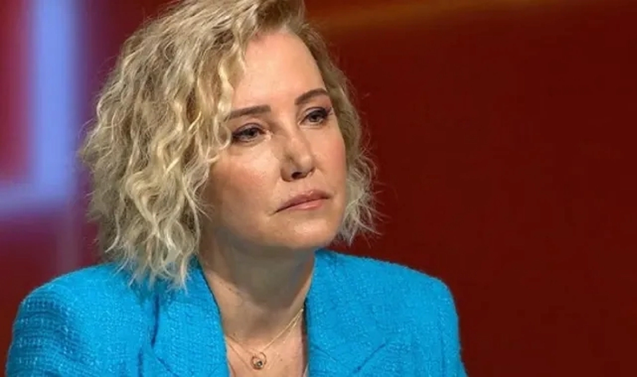 Berna Laçin'den Yeni Akit'in haber başlığına sert tepki! Yerlikaya'ya seslendi: 'Dezenformasyon yasası...'
