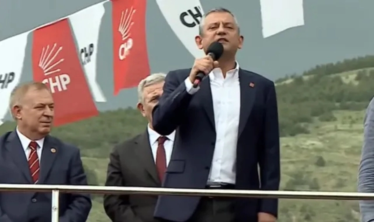 CHP'den AK Parti'nin kalesi Bayburt'ta miting: Özgür Özel, masasındaki son anketin sonuçlarını açıkladı!
