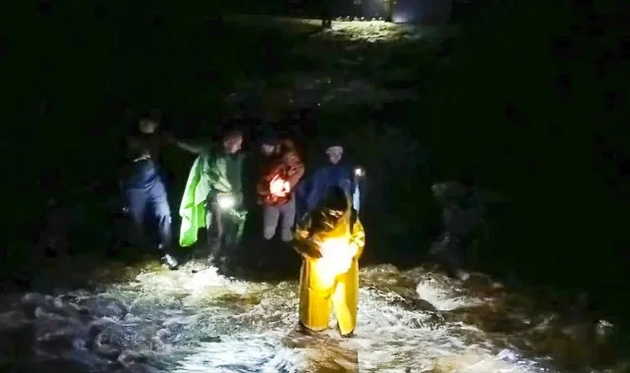 Doğa yürüyüşü yaparken sis nedeniyle yollarını kaybeden 75 kişilik gruba ulaşıldı