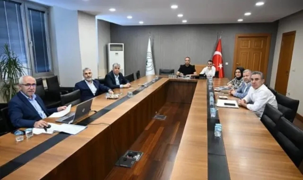 Hakan Bahçetepe'nin yerine gelmişti... Eray Karadeniz'den yeni skandal: Şimdi de Atatürk'ü kaldırdı!