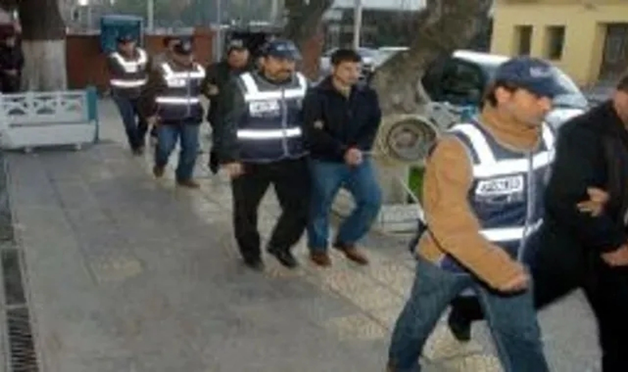 İzmir'de 5 yıl önce işlenen cinayete ilişkin 3 sanığın yargılanmasına devam edildi