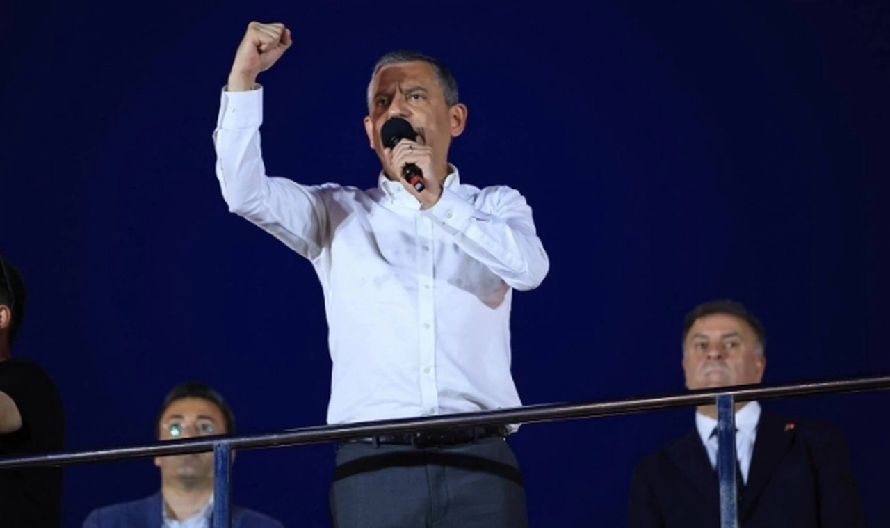 Özgür Özel'den Akın Gürlek'e: Akın sert kayaya çarptın oğlum! Gelip darmadağın ederim, aklını başına topla, tepemin tasını attırma!