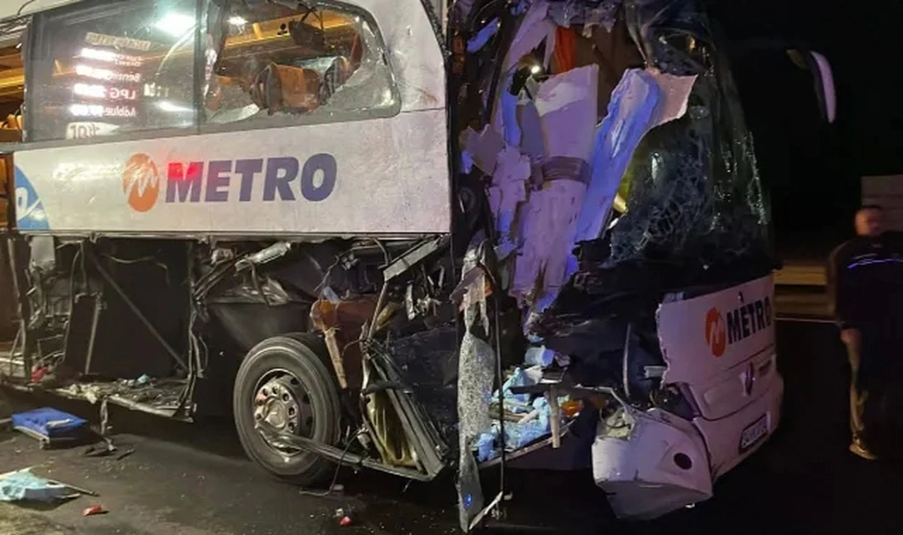 Sakarya'da Metro'ya ait yolcu otobüsü TIR'a çarptı: 12 kişi yaralandı