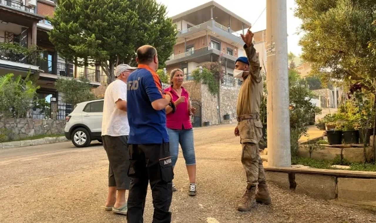 Seferihisar'da alevlerin yaklaştığı mahalle tahliye ediliyor