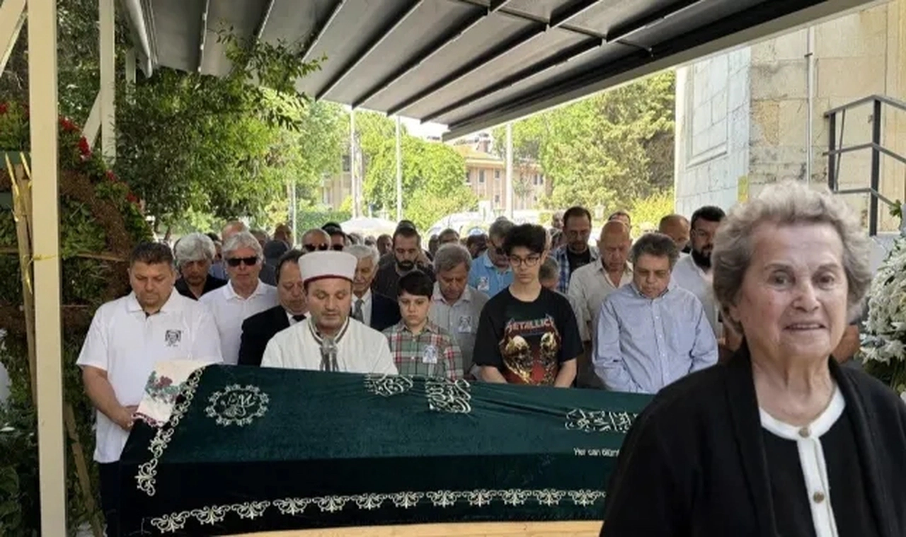 Türk edebiyatının "Mona Roza"sı Muazzez Akkaya Giray son yolculuğuna uğurlandı