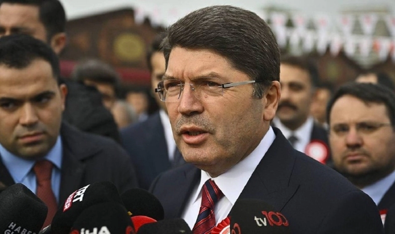 Adalet Bakanı Tunç'tan İBB operasyonu açıklaması: İddianameyle ak koyun kara koyun belli olacak; AK Parti'nin soruşturulan belediyesi daha fazla